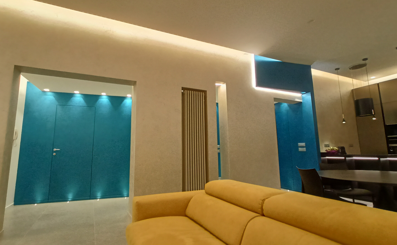 Restyling di appartamento con inserimento di elemento blu